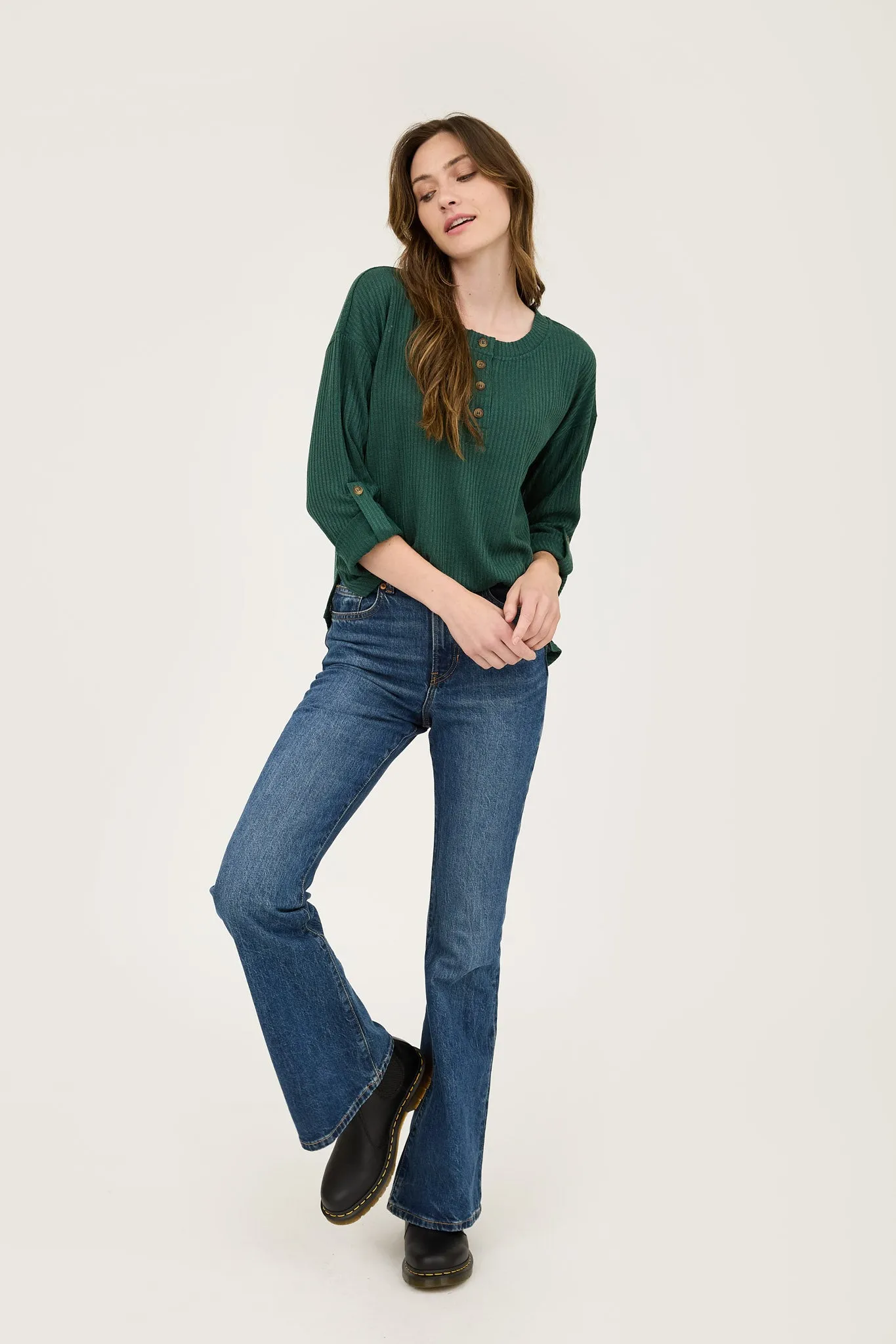 3/4 TAB SLEEVE HENLEY KNIT TOP