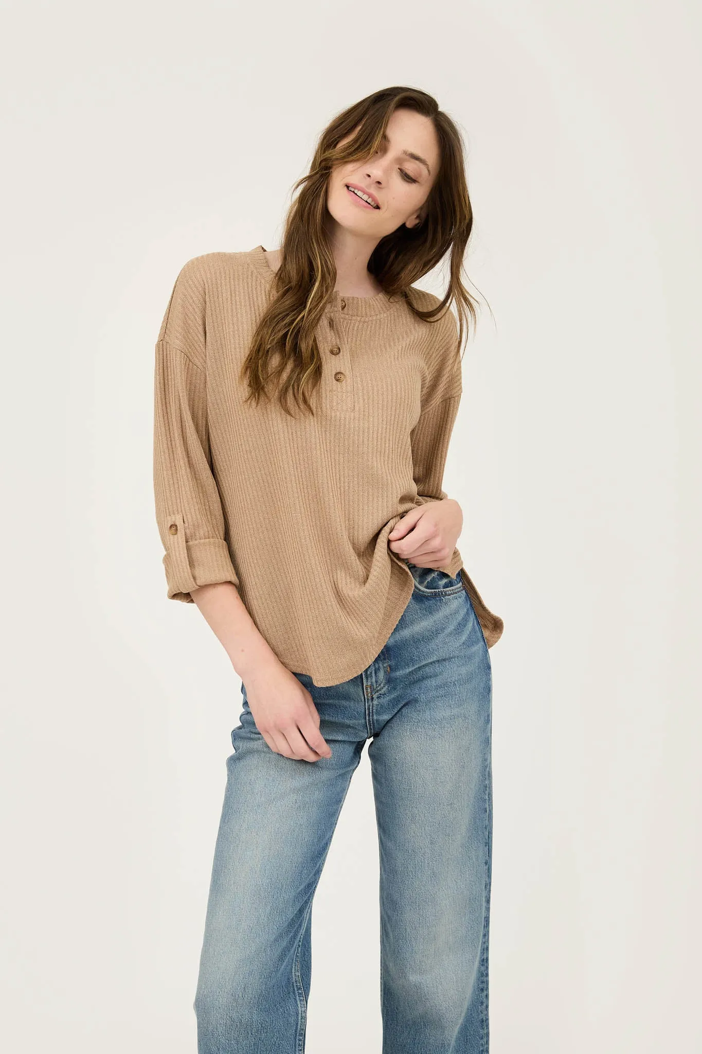 3/4 TAB SLEEVE HENLEY KNIT TOP
