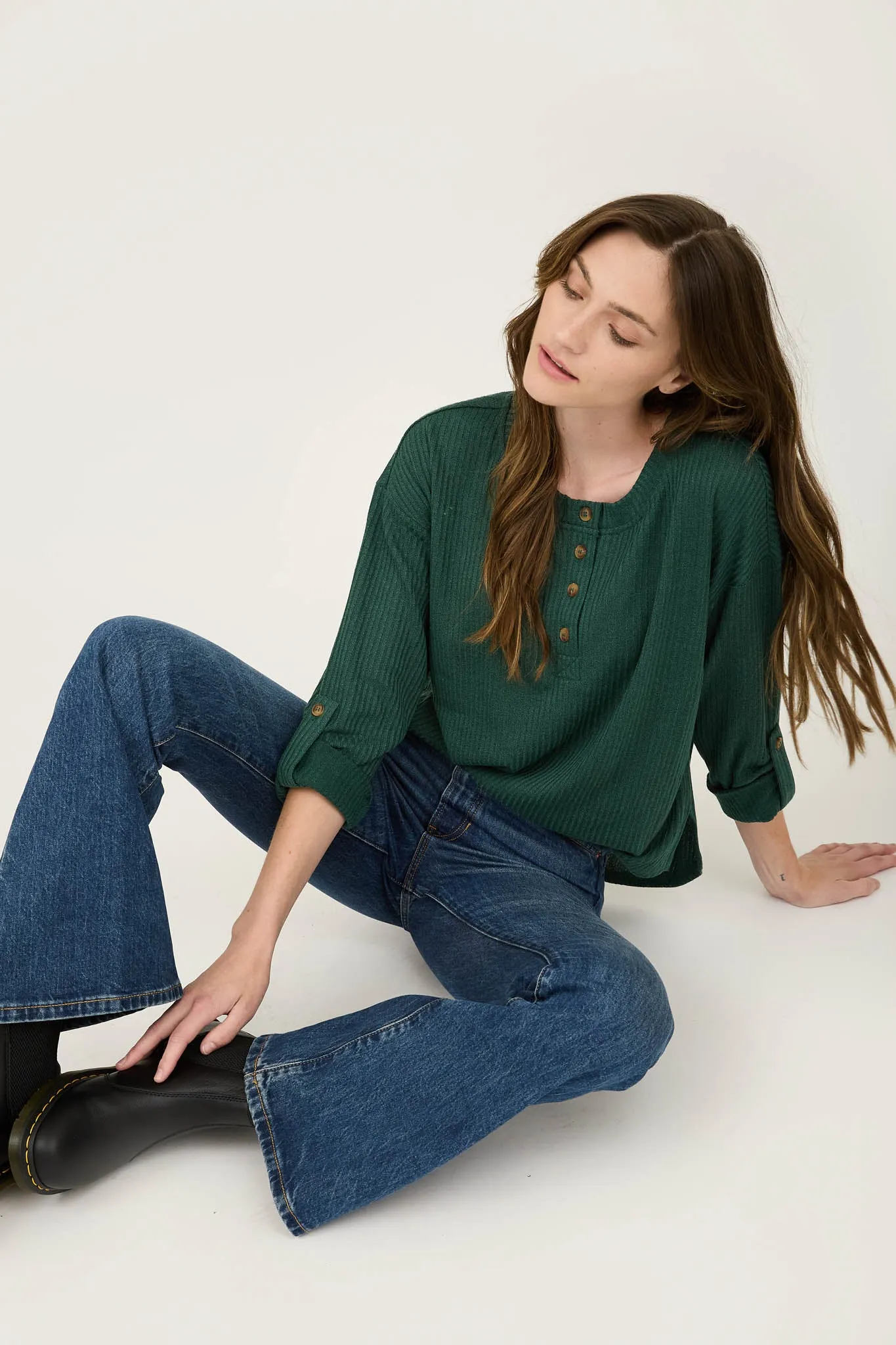 3/4 TAB SLEEVE HENLEY KNIT TOP