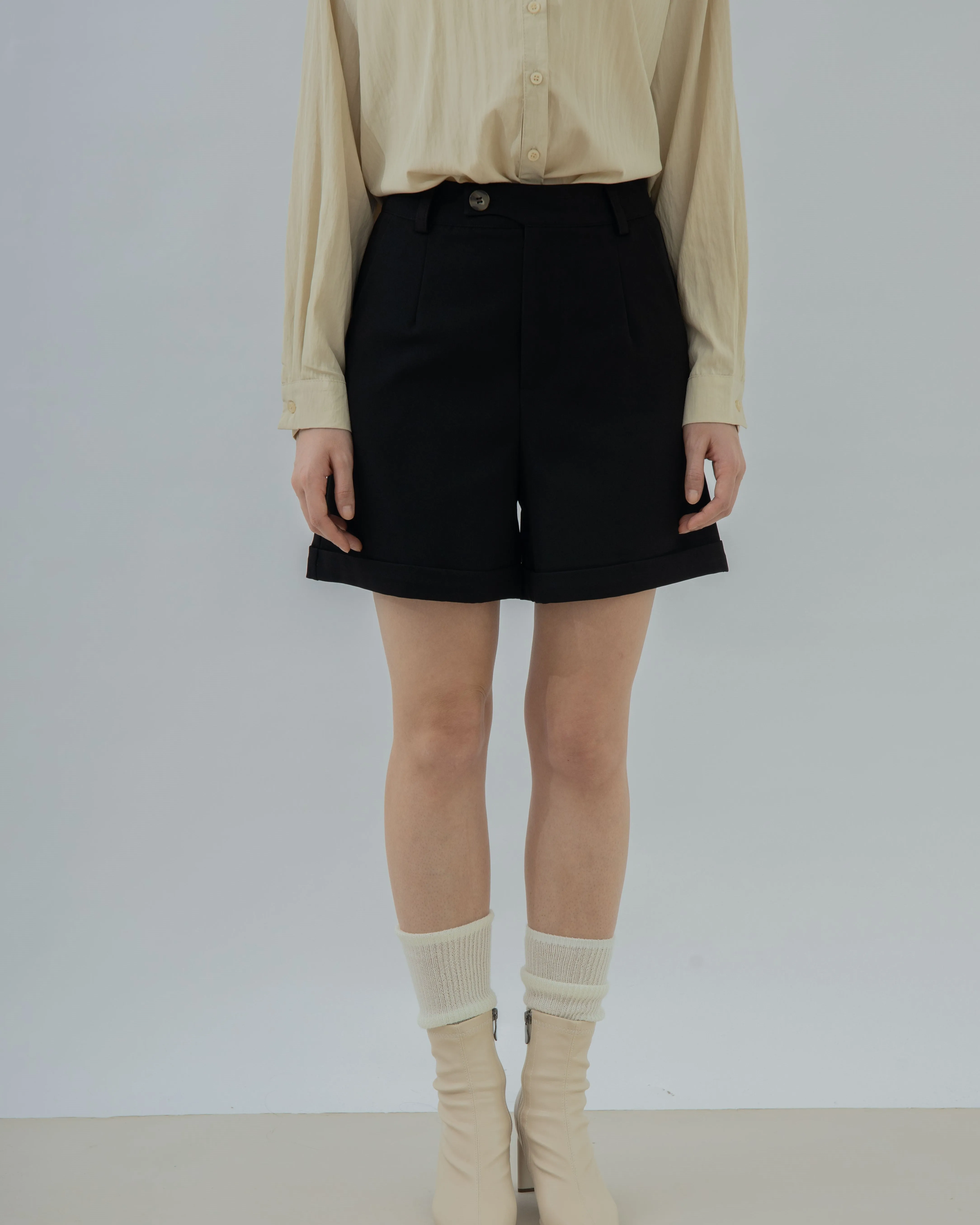 Side Button Folded Bermuda Shorts (Black)